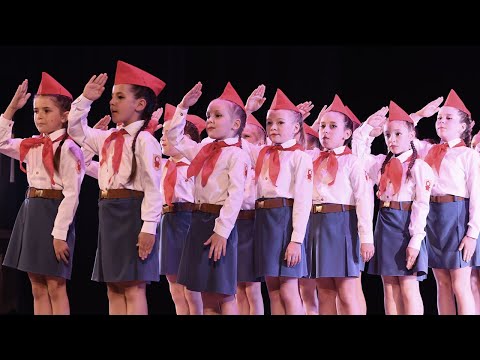 Видео: Образцовый ансамбль танца "Самоцветы", город Омск - "Пионерский марш", смешенная группа 7 - 11 лет.