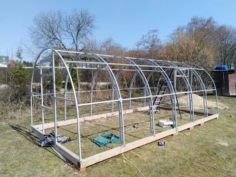 Видео: Как закрепить пленку на металлическом каркасе теплицы