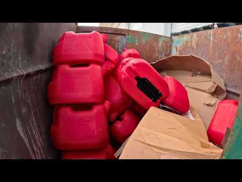 Видео: Поиски в мусорном баке «Я только что попал в автомобильную аварию!»