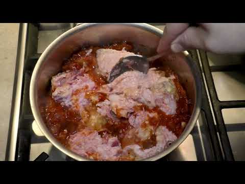 Видео: Что приготовить из тушенки? Целая кастрюля густой и вкусной подливы к макаронам.