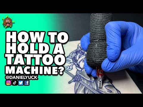 Видео: Как держать татуировочную машинку? — Татуировка 101