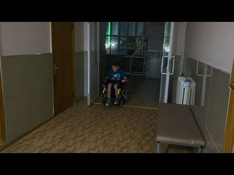 Видео: Ребенок на электроколяске застрял в лифте😱 Зачем пустила🤪Одна с неходячим ребенком в Анапе 05.07.22