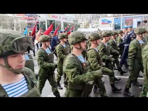 Видео: Десантники, вернувшиеся с Парада в Москве