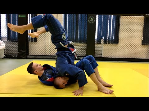 Видео: Проход закрытого гарда выпрыгиванием | Jumping closed guard pass | Лев Гладких