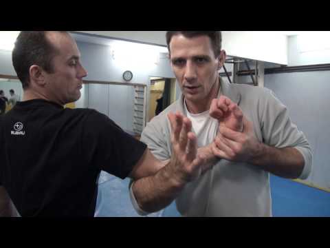 Видео: Приёмы Джиу-Джитсу. Обратный узел.