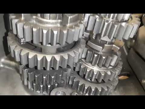 Видео: Сборка КПП двигателя Suzuki Intruder 1500