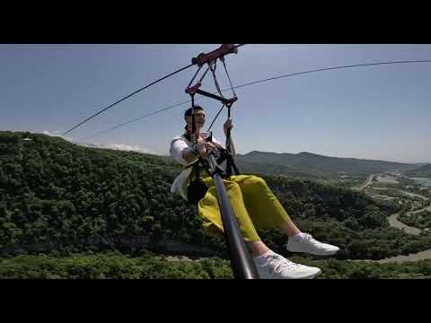 Видео: 👍 Zipline - ещё один аттракцион в СкайПарке в Сочи. Меня там совсем немного 🤏 снимала жена👌 #сочи