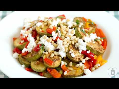 Видео: Интересно и ароматно. САЛАТА ОТ ТИКВИЧКИ С ПЕЧЕНИ СЛАДКИ ЧУШКИ, ФЕТА И КЕДРОВИ ЯДКИ