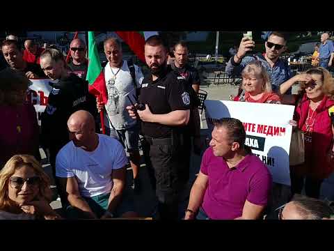 Видео: Златимир Йочев и Мария Цънцарова от БТВ/bTV с протестиращите акционери на Исторически парк 