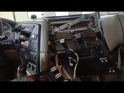 Видео: Замена мотора печки салона DAF105 (quick way to replace a heater blower DAF 105)