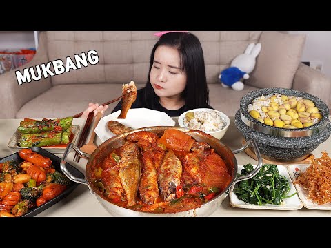 Видео: МУКБАНГ :) острая рыба | Жареный нарезанный кальмар | Каменный горшок с рисом.