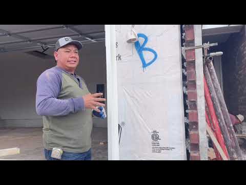 Видео: Как приклеить кирпичи к гаражу