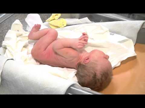 Видео: Выписка из роддома (видео непосредственно из палаты)