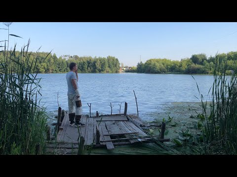 Видео: ЗАБРАЛСЯ НА МОСТКИ И НАЛОВИЛ РЫБЫ ! Рыбалка на донки с кормушкой на реке.