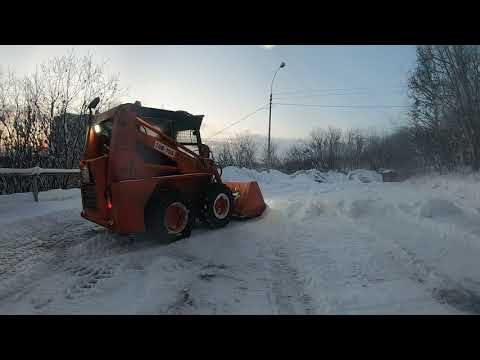 Видео: Минипогрузчик чистит снег,