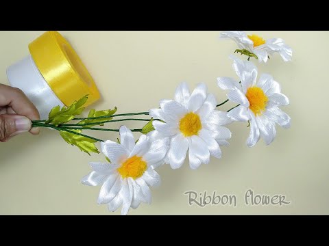 Видео: сделай сам | Как легко сделать цветок из атласных лент | Цветочная ромашка из ленты