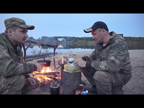 Видео: Утка приготовленная на костре. Мужской отдых на диком пляже. Рыбалка на донке на реке Вычегда.