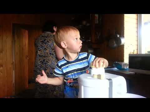 Видео: Первый сок в жизни Севы! Двухлетний шеф-повар за работой.