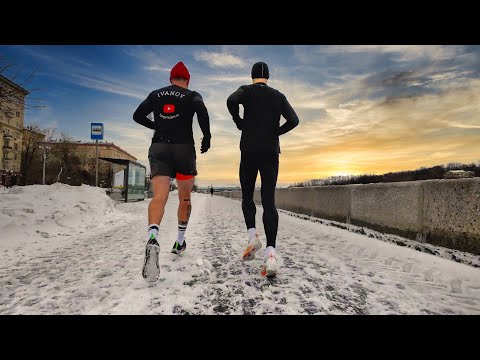 Видео: Бег зимой в шортах - коленям конец