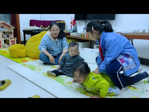 Видео: Йике подрастает, играет в игры с двумя сестрами, трое детей очень счастливы