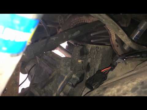 Видео: "Как сделать": Замена топливного насоса Jeep Wrangler "TJ" 1997–2006 гг.