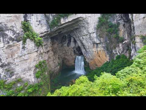 Видео: Огромный природный водопад вытекает из пещеры в горах Гуйчжоу, словно в сказочной стране!