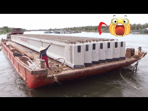 Видео: Два буксира с трудом протащили баржу через ворота плотины.