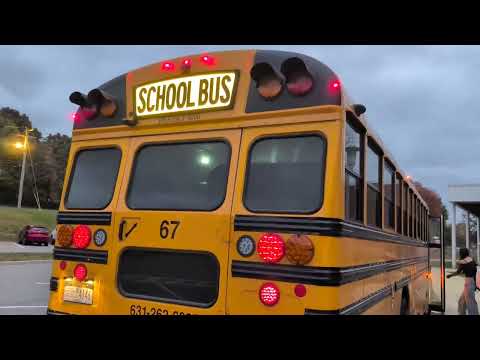 Видео: Школьные автобусы темным утром выезжают из школы.