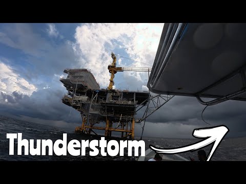 Видео: Приближается гроза | 35 миль к северу от Тринидада 🇹🇹 | Рыбалка на оснастку