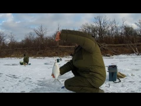 Видео: Зимняя рыбалка . Река Дон . Первый лед 2020 - 2021 .