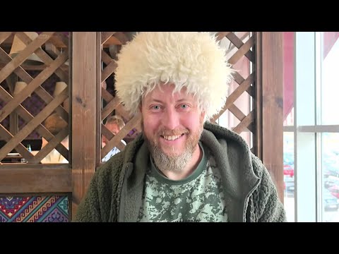 Видео: Продал пилу, чтобы выжить в деревне