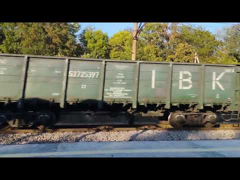 Видео: Электровоз ВЛ11.8-660 с грузовым, снято на платформе, грузовой проследует платформу