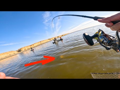 Видео: ВОКРУГ РЫБАКИ ЗАСТЫЛИ и ЖДАЛИ ИСХОД БОРЬБЫ  Рыбалка на спиннинг в 2025