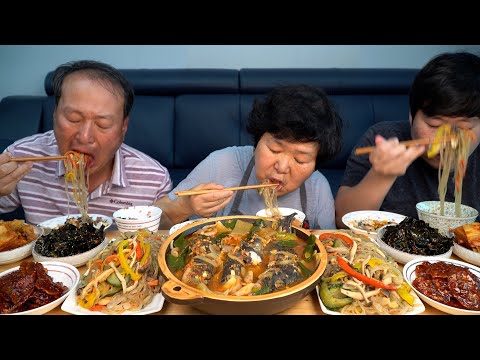 Видео: Острое тушеное мясо морского окуня и чапче ~ корейские блюда - кулинарное шоу Mukbang.