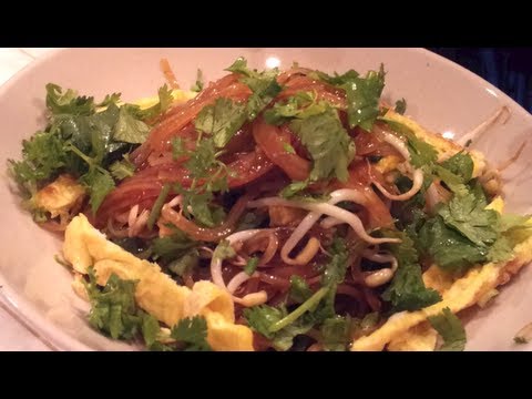 Видео: В паре с Наной: лаосская жареная лапша (ດີດີນີນີ = Куа Мии)