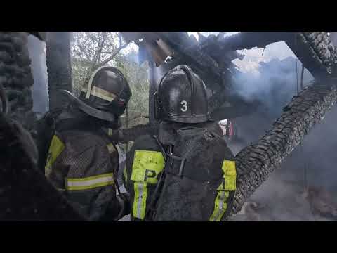 Видео: Сгорел расселенный барак, хорошо поработали!