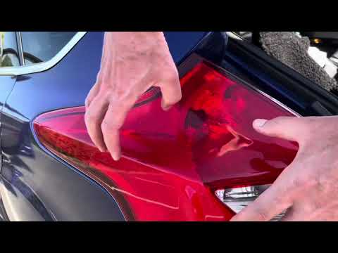 Видео: Замена лампы заднего стоп-сигнала Ford Focus MK3