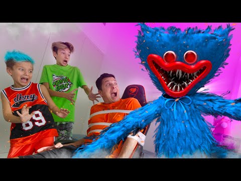 Видео: Папа Боится ХАГИ ВАГИ. Заставили сыграть Huggy Wuggy Chapter 2