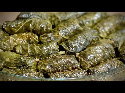 Видео: Най-вкусните лозови сарми, лесна рецепта стъпка по стъпка / Самая вкусная долма в духовке