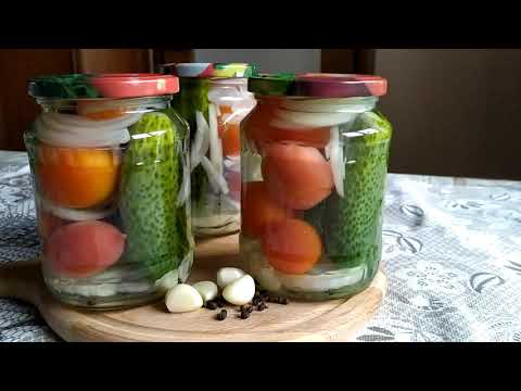 Видео: Очень простой рецепт ассорти огурцов и помидор  с   луком на зиму.