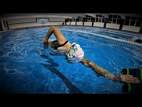 Видео: Как да плуваме правилно на стила кроул-координация?Част 2. Front Crawl/Freestyle properly swimming.