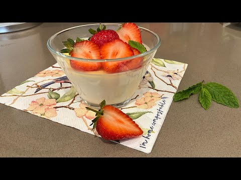 Видео: Cooking at home/Панна котта с клубничным желе. Panna cotta with strawberry jelly