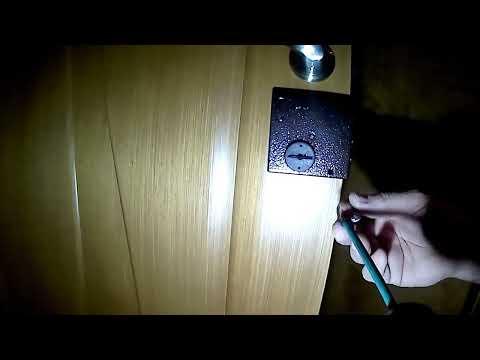 Видео: Накладной замок на деревянную дверь. Установка без фрезы, только сверлом! Guru from the USSR.