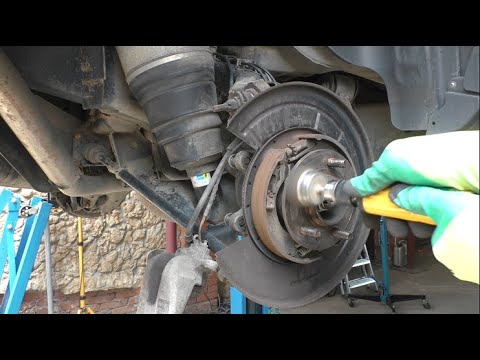 Видео: Замена задних тормозных дисков и колодок на Land Rover Discovery 4  3,0 Ленд Ровер Дискавери 4 2009