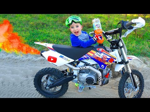 Видео: Заправил ПитБайк брата ФАНТОЙ...Tucked my brother's pitbike!!!