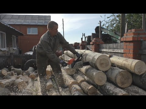 Видео: Домашние дела. Пилю и колю дрова. Обзор бани из лиственницы.