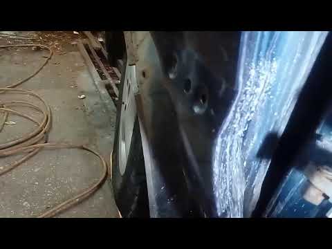 Видео: Ремонт люфта петель передней   двери  Wolksvagen B4