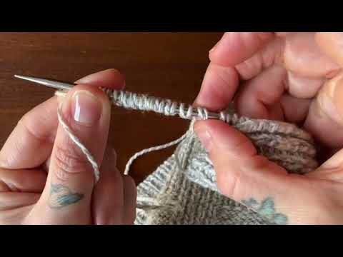 Видео: Вязание аппликационной планки с пуговицами