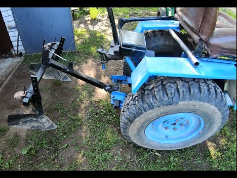 Видео: Вдруге підгорнув картоплю саморобним трактором.  Земля перенасичена вологою.