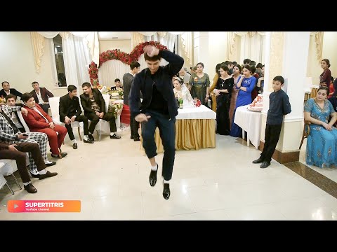 Видео: Цыгане. ПАРНИ ТАНЦУЮТ НА ПРИЗ! Принц и Алёна, свадьба, часть 11